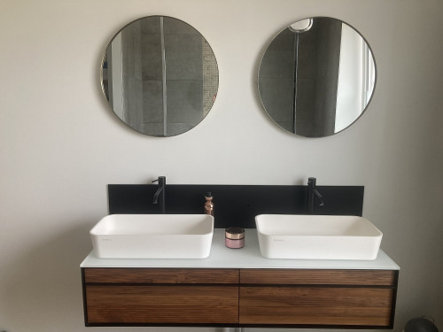 Plan de salle de bain en verre laqué