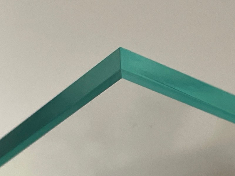 Verre clair arêtes abattues et joint plat poli